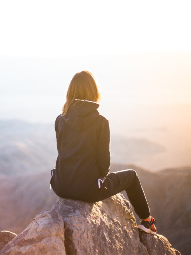 Frau blickt in die Weite und reflektiert ihren beruflichen Weg – Coaching für berufliche Neuorientierung für Frauen bei der Andrea Ruisinger Akademie, online & deutschlandweit, AVGS-Förderung möglich.