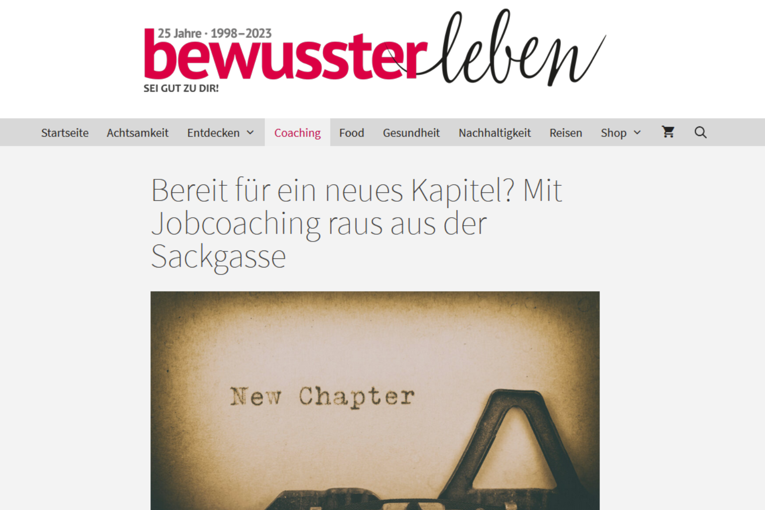 Nahaufnahme einer Schreibmaschine mit dem getippten Wort „New Chapter“ – Symbol für beruflichen Neuanfang