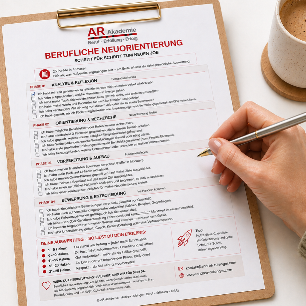 Checkliste zur beruflichen Neuorientierung wird von einer Frau mit Kugelschreiber ausgefüllt – strukturierter Leitfaden für Klarheit im Job, Andrea Ruisinger Akademie Coaching online & deutschlandweit
