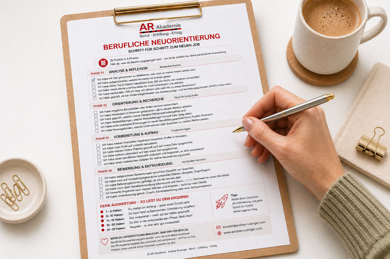 Checkliste zur beruflichen Neuorientierung wird von einer Frau mit Kugelschreiber ausgefüllt – strukturierter Leitfaden für Klarheit im Job, Andrea Ruisinger Akademie Coaching online & deutschlandweit