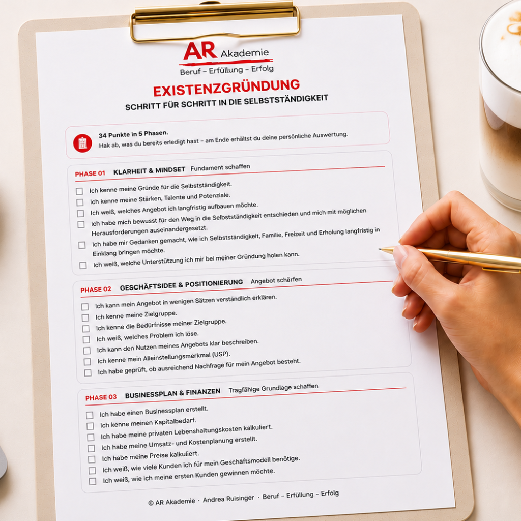 Frau füllt die gedruckte Checkliste Existenzgründung auf einem Klemmbrett aus – Leitfaden für einen erfolgreichen Start in die Selbstständigkeit | Andrea Ruisinger Akademie