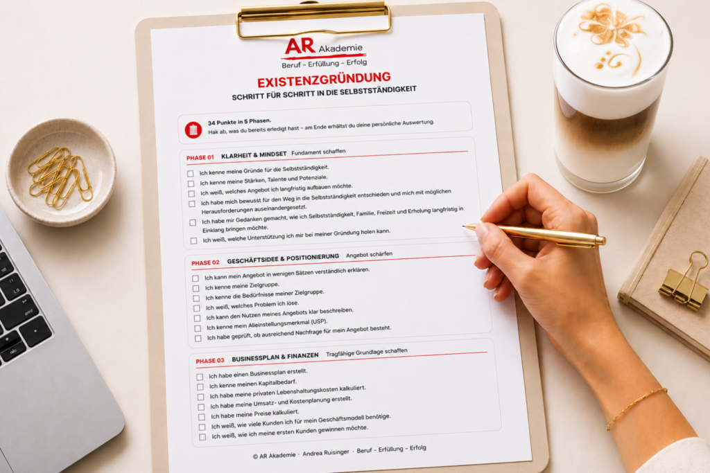 Frau füllt die gedruckte Checkliste Existenzgründung auf einem Klemmbrett aus – Leitfaden für einen erfolgreichen Start in die Selbstständigkeit | Andrea Ruisinger Akademie