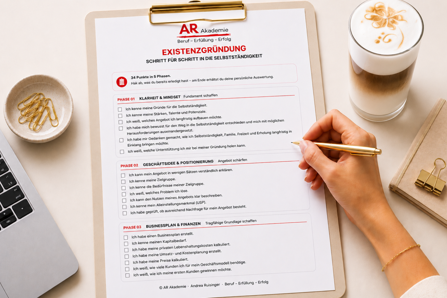 Frau füllt die gedruckte Checkliste Existenzgründung auf einem Klemmbrett aus – Leitfaden für einen erfolgreichen Start in die Selbstständigkeit | Andrea Ruisinger Akademie