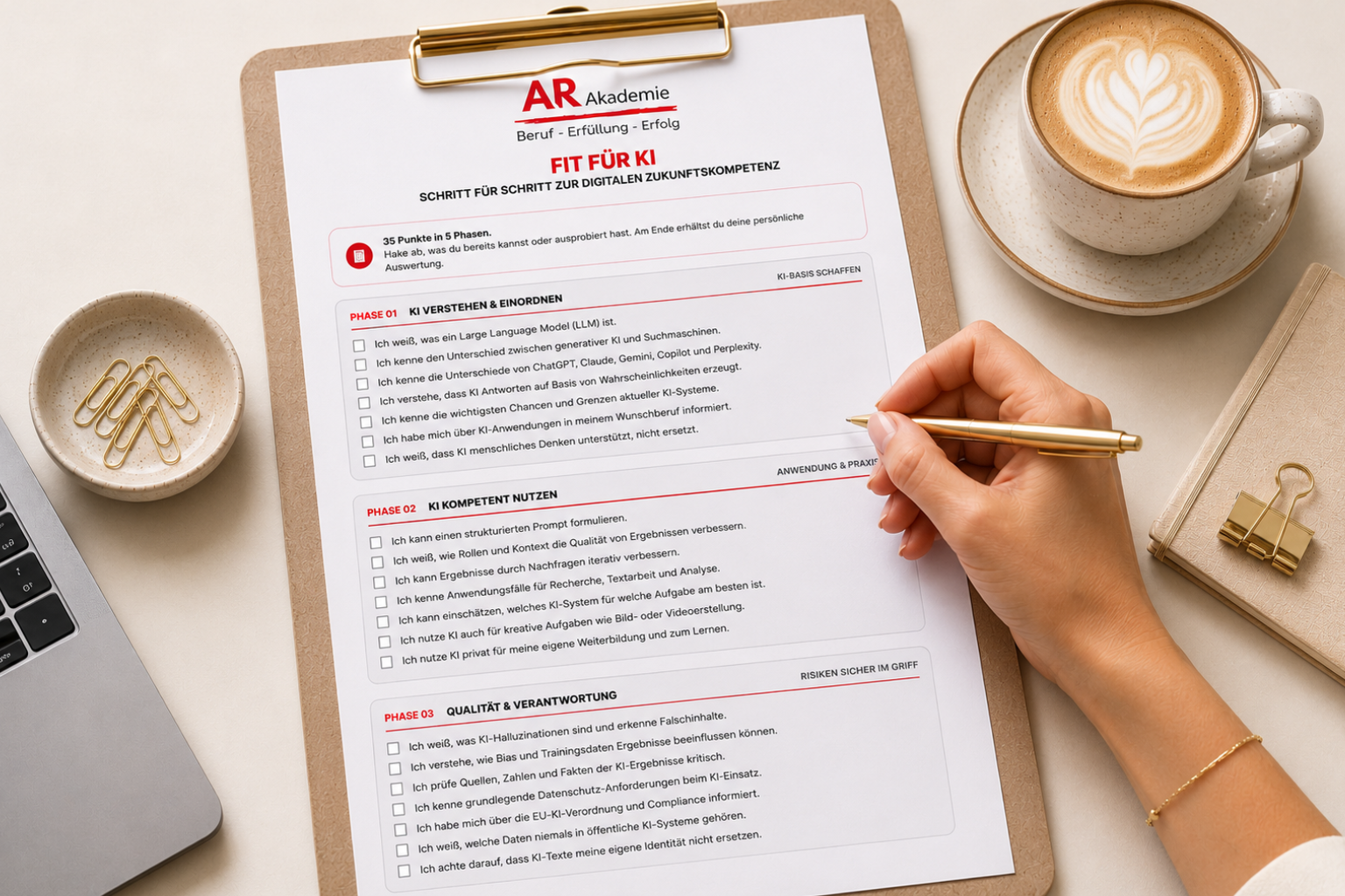 Frau füllt die gedruckte Checkliste Fit für KI der AR Akademie auf einem Klemmbrett aus – digitale Zukunftskompetenz und Neuorientierung.